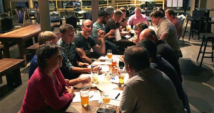 Un Grupo De Personas Conversa De Religión Mientras Bebe Cerveza En Un Bar De Waukesha Wisconsin Foto Ap