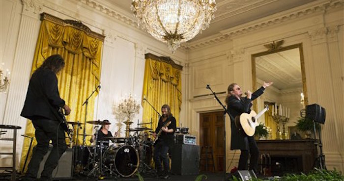 Man Durante Su Concierto Del De Mayo En La Casa Blanca En Washington Dc Foto Ap