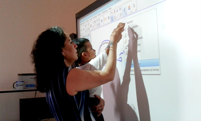 La Maestra María De Los Ángeles Usa La Pantalla Interactiva Foto Claudia Karina Gómez Cancino Agencia Conacyt