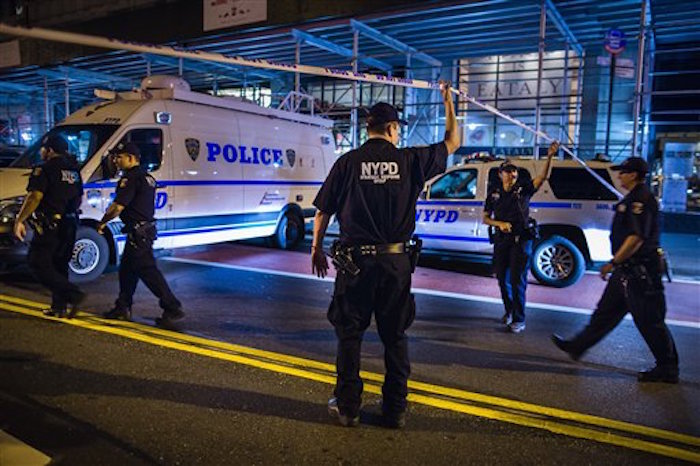 Policías Llegan Al Lugar De Una Explosión En El Barrio De Chelsea Manhattan En Nueva York Foto Ap