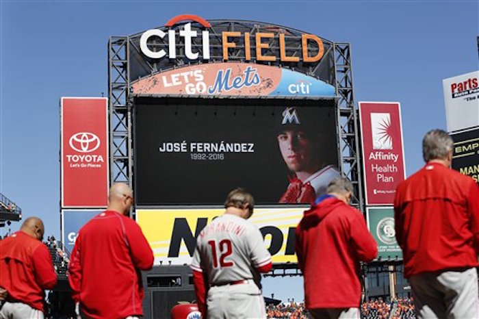 Miembros De Los Filis De Filadelfia Participan En Un Minuto De Silencio Por La Muerte Del Lanzador Cubano José Fernández Foto Apseth Wenig