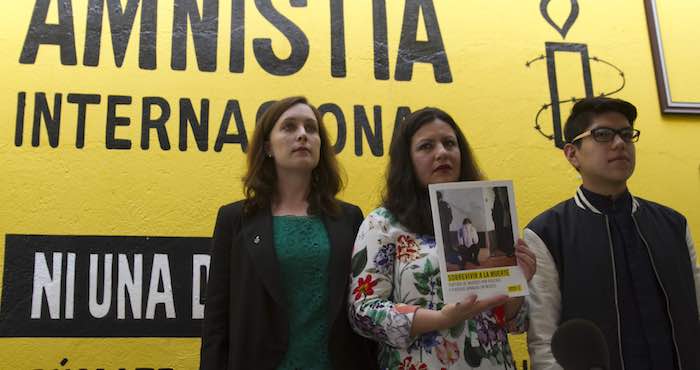 Madeleine Penman Investigadora Para México De Amnistía Internacional Erika Guevara rosas Directora Para Las Américas De Amnistía Internacional Y Byron Arellano Hijo De Sobreviviente De Tortura Durante La Presentación Del Informe sobrevivir a La Muerte Tortura De Mujeres Por Policías Y Fuerzas Armadas En México En La Instalaciones De Ai Foto Moisés Pablo Archivo Cuartoscuro