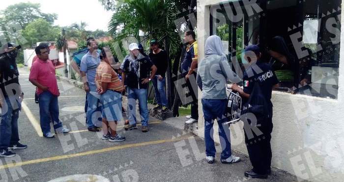 Cerca De Maestros Disidentes Arribaron Este Día Al Ayuntamiento De Acapulco Para Realizar Una Toma Como Parte De La Agenda De Protestas Del Magisterio Educativo Foto El Sur