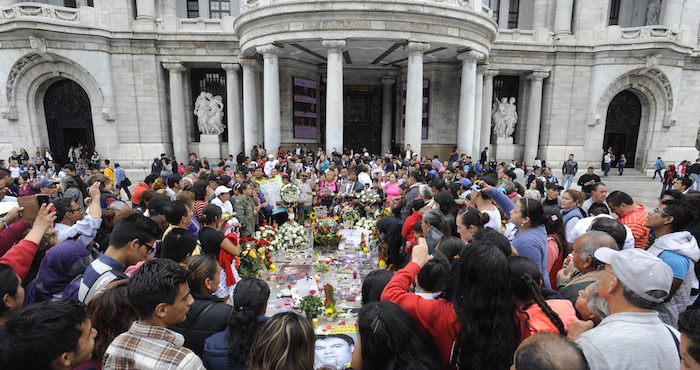 Continúan Las Manifestaciones De Admiración Y Cariñoa Al divo De Juárez En La Explanada De Bellas Artes Foto Cuartoscuro