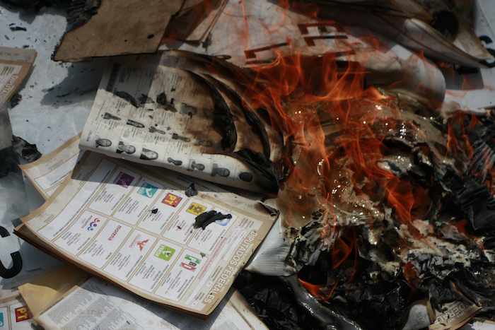 A los activistas se les acusa de quemar boletas. Foto: Cuartoscuro.