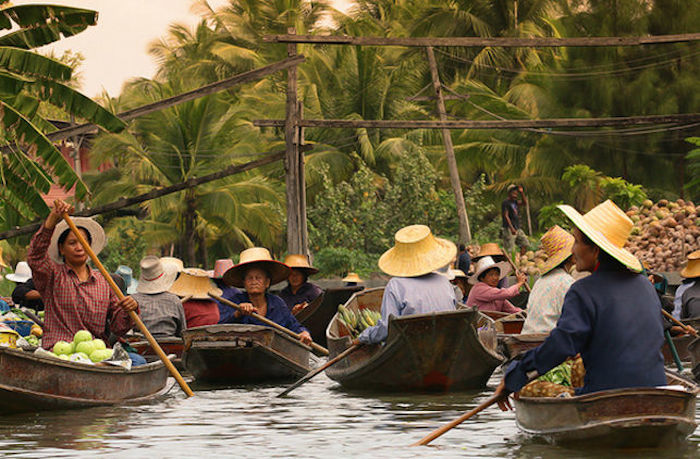 Canoas en el mercado de Amphawa. Foto: Turismo de Tailandia