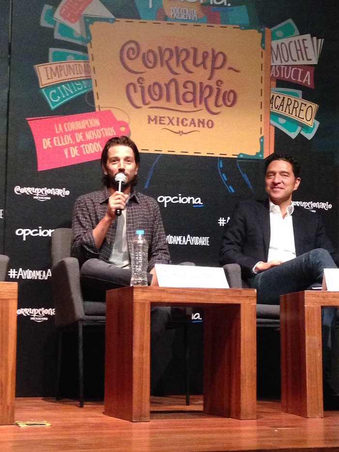 Diego Luna Durante La Presentación Del Libro Foto corrupcionario