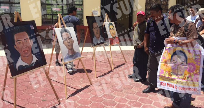 En La Explanada Del Casco De La Hacienda De Ayotzinapa En Tixtla Guerrero Se Colocaron Las Obras En Caballetes Foto El Sur