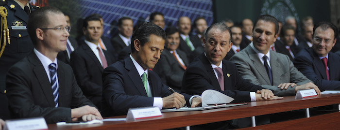 MÉXICO, D.F., 20DICIEMBRE2013.- El Presidente Enrique Peña Nieto firmó el decreto con el que se promulga la Reforma Energética, que modifica los artículos 25, 27 y 28 de la Constitucional . A evento realizado en Palacio Nacional asistió Ricardo Anaya Cortés, Raúl Cervantes y Rafael Moreno Valle. FOTO: PRESIDENCIA /CUARTOSCURO.COM