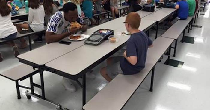 El Jugador De La Universidad De Florida Travis Rudolph Compartió El Almuerzo Con El Niño Bo Parker