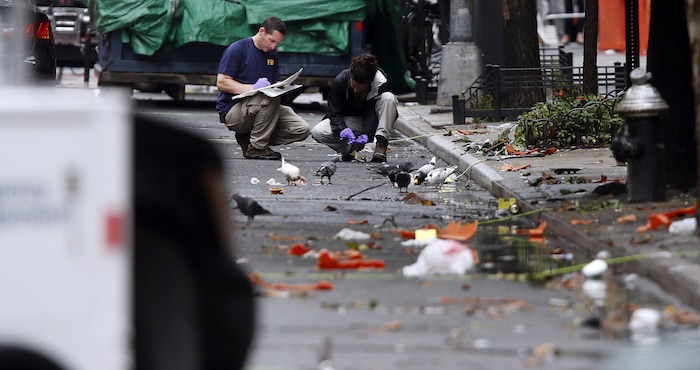 Investigadores Recogen Evidencia El Lunes De Septiembre De En El Sitio Donde Explotó Un Artefacto El Sábado Sobre La Calle Oeste En El Barrio Chelsea De Manhattan Nueva York Foto Ap