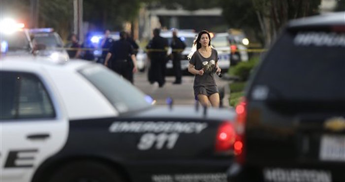 Jennifer Molleda corre por la calle Wesleyan para encontrarse con su esposo Alan Wakim. Foto: AP/Mark Mulligan/Houston Chronicle