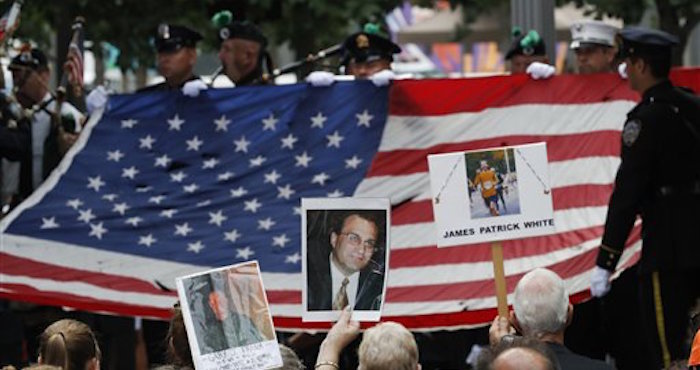 Familiares De Víctimas Sostienen Fotos De Sus Seres Queridos En El to Aniversario De Los Atentados En El World Trade Center En El National September Memorial Foto Ap