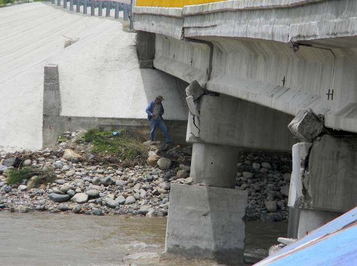 Las Lluvias Del Fin De Semana Revelaron Problemas Estructurales En La Construcción Del Puente Rocío Mesino En La Comunidad De Mexcaltepec Atoyac Obra Que Se Levantó Luego De Que El Puente Anterior Fue Destruido Por La Tormenta Manuel En Septiembre De Foto Francisco Magaña El Sur