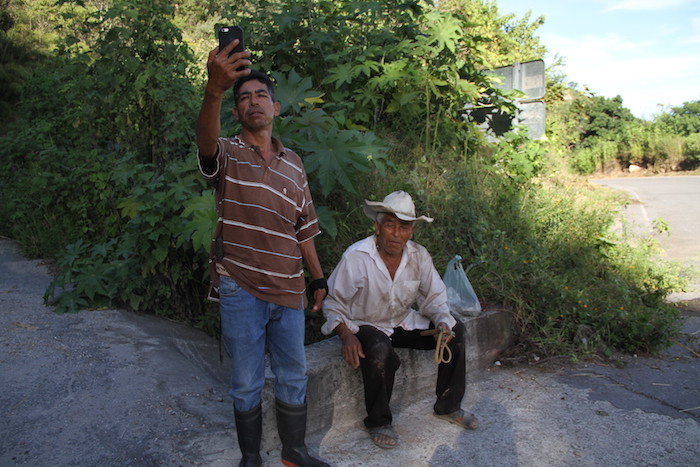 Ángel Morales López Busca Señal De Internet Mientras Su Padre Espera Que Lo Acompañe a Pastorear Los Chivos Gardenia Mendoza Foto La Opinión