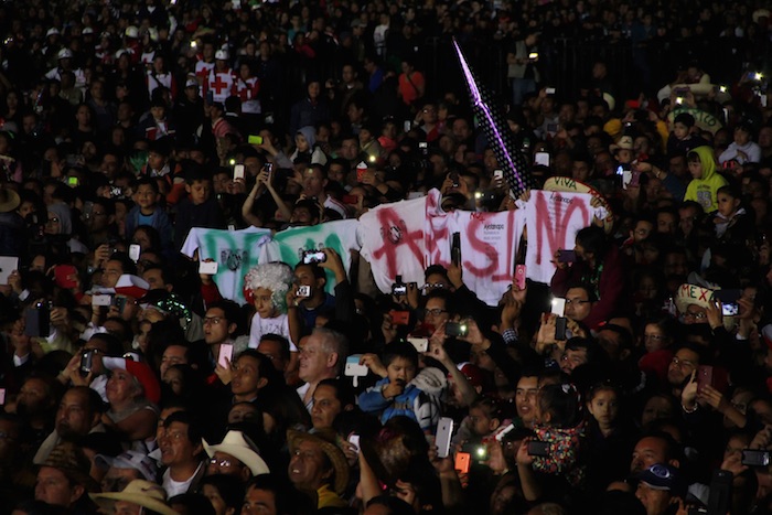 Durante la ceremonia del Grito de Independencia del año pasado, en el Zócalo capitalino un grupo de personas sacó un letrero en el que se leía: Peña Asesino. La manifestación hizo referencia a la desaparición de los 43 estudiantes normalistas de Ayotzinapa. Foto: Cuartoscuro 