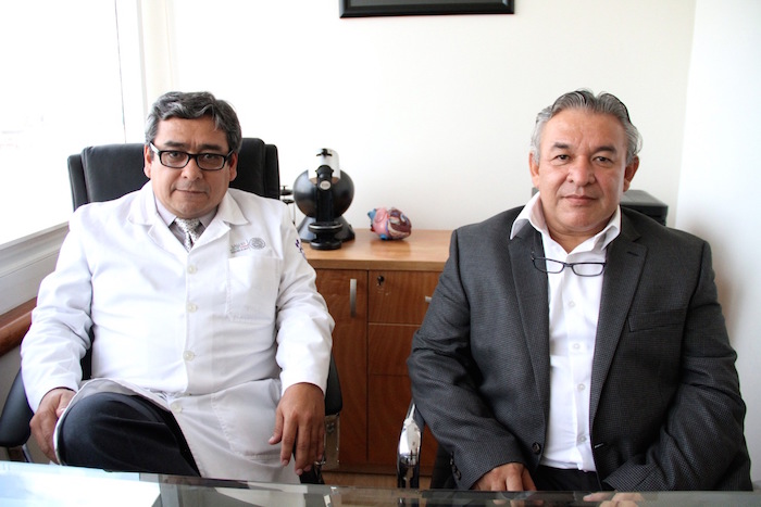 Los Hermanos Serafín izquierda Y Alberto Ramírez En Su Consultorio De La Ciudad De México Foto Laopinión