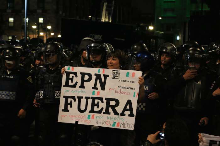 Luego de que la movilización fue parada en la avenida Juárez, los manifestantes permanecieron en el lugar, donde incluso el ambiente se tensó cuando comenzaron a detonar cohetones. Foto: Cuartoscuro 