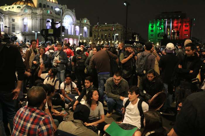 Finalmente, los manifestantes realizaron un "sentón" sobre la avenida Juárez luego de que les fuera impedido el paso al zócalo capitalino. Foto: Cuartoscuro 