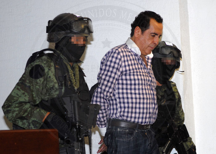 En la imagen, Héctor Beltrán Leyva, ingreso ayer a la Subprocuraduría Especializada en Investigación de Delincuencia Organizada (SEIDO) de la PGR. Fuerzas federales capturaron al último capo del cártel de los hermanos Beltrán Leyva, cuya principal actividad es el tráfico de cocaína desde Centro y Sudamérica hasta EU y Europa. Tomás Zerón de Lucio, director en jefe de la Agencia de Investigación Criminal de la PGR, explicó que Héctor Beltrán Leyva El H fue detenido en un restaurante de San Miguel de Allende, Guanajuato, y que vivía en Querétaro, haciéndose pasar por empresario inmobiliario y vendedor de arte. En el momento de su aprehensión, El H estaba en compañía de su operador financiero Germán Goyeneche Ortega. FOTO: PGR /CUARTOSCURO.COM