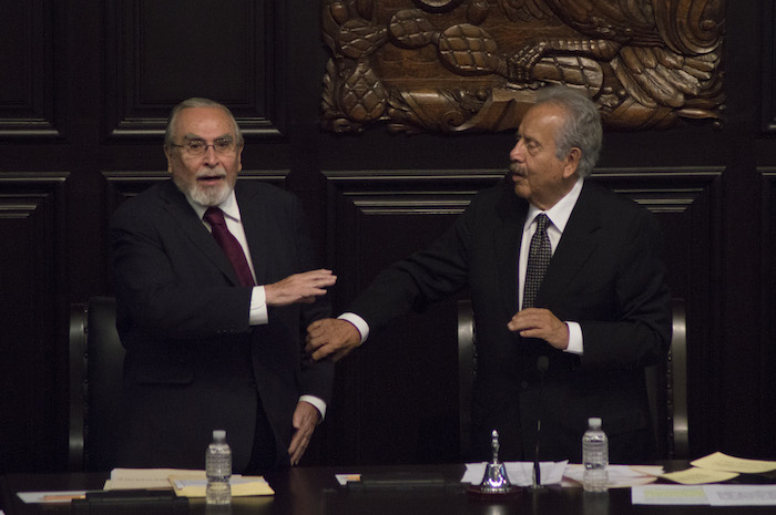 A la izquierda, Bernardo Bátiz, primer vicepresidente de la Asamblea Constituyente, y a la derecha, Augusto Gómez Villanueva, presidente de la Asamblea. Foto: Cuartoscuro 