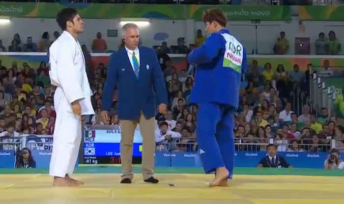 El judoca mexicano Eduardo Adrián Ávila Sánchez y su contrincante coreano Lee Jungmin Foto: Especial.