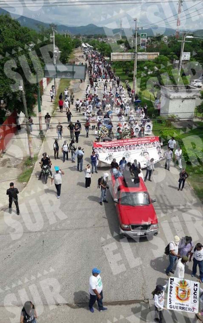 Marcha en Iguala a dos años de la desaparición de los 43. Foto: Alejandro Guerrero, El Sur  