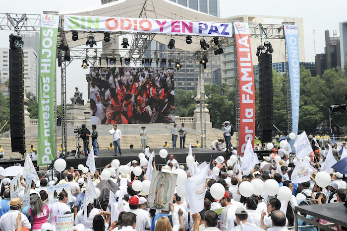 Miles De Personas Del Frente Nacional Por La Familia Realizaron Un Mitin En El Ángel De La Independencia Ayer Por La Tarde Foto Cuartoscuro