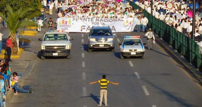 De Acuerdo Con La Versión Del Fotógrafo El Niño Que Paro La Marcha tiene Un Tío Gay Y No Le Gusta Que Lo Odien Foto Zonafranca