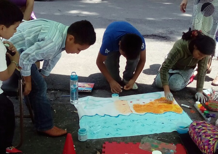 El Parqueando Evento Con El Que También Se Conmemora El Día Mundial Sin Auto Consiste En Colocar En Un Lugar De Estacionamiento Vehicular Por Ejemplo Bancas Para Disfrutar Una Lectura Juegos Para Niños O Simplemente Una Manta En El Piso Para Sentarse a Tener Una Conversación Un Momento De Convivencia Con El Otro Foto Especial