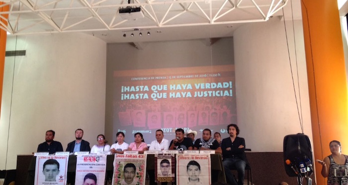 Los padres de los normalistas en conferencia de prensa esta mañana. Foto: Centro Prodh