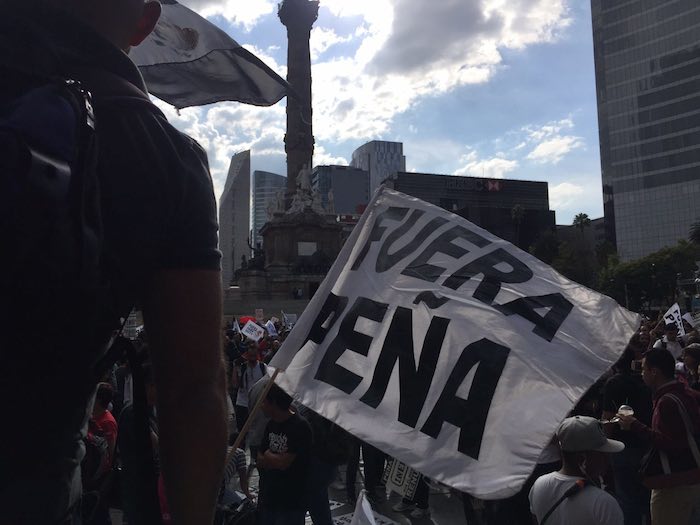 Miles de personas se dieron cita la tarde de ayer en las inmediaciones del Ángel de la Independencia con una sola consigna: "Fuera Peña Nieto". Foto: SinEmbargo 