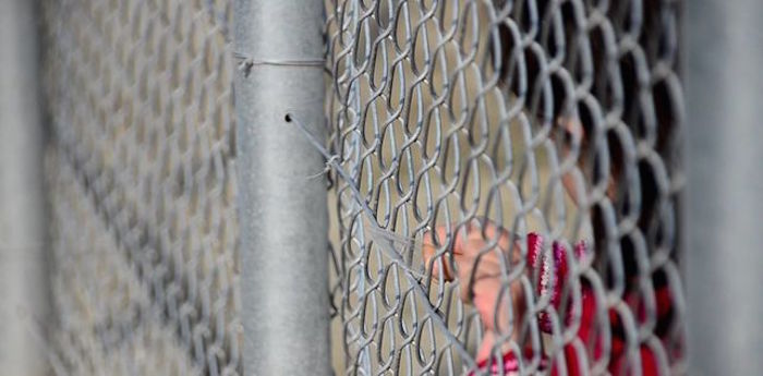 Una Niña Siria Intenta Cortar La Alambrada Del Centro De Detención En El Que Está Encerrada En La Isla Griega De Quíos Foto Imagen Cedida Por El Activista Benjamin Julianeldiarioes