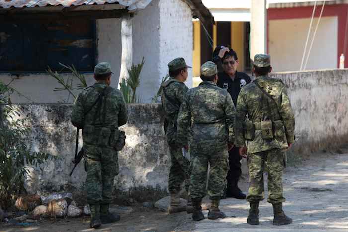 Militares custodian las calles de Badiraguato, Sinaloa. Foto: Noroeste.