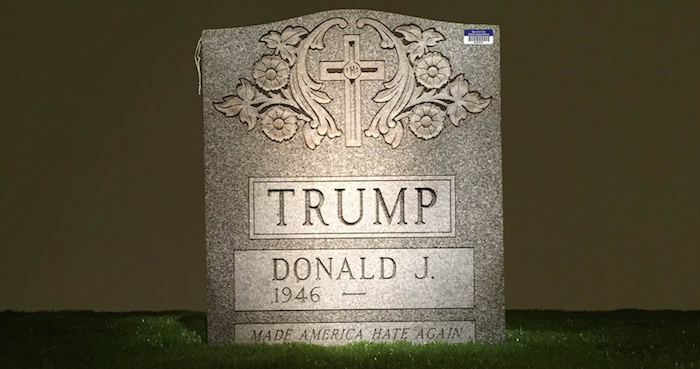 Imagen Proporcionada Por Brian Andrew Whiteley Su Escultura la Lápida De Trump Con El Nombre Del Candidato Republicano a La Presidencia De Estados Unidos Donald Trump Expuesta En Una Galería De Nueva York Foto Ap