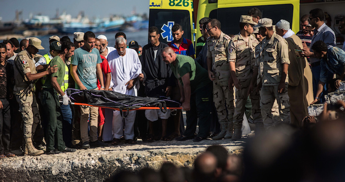 La Guardia Costera De Egipto Y Rescatistas Trasladan En Una Camilla El Cadáver De Un Pasajero De Un Barco Que Naufragó Frente a La Costa De Egipto En El Mar Mediterráneo Foto Ap