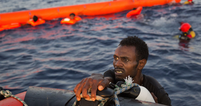 Migrante De Se Aferra a Un Bote De Rescate Tras Saltar Al Mar Mediterráneo Foto Ap