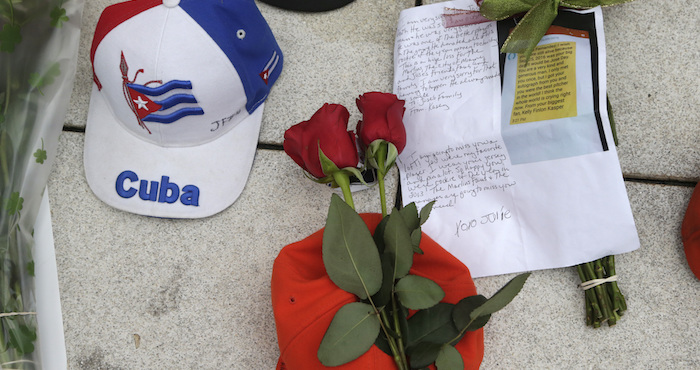 Flores Y Gorras Aparecen En Un Homenaje Al Fenecido Pitcher Cubano De Los Marlins De Miami José Fernández Foto Ap