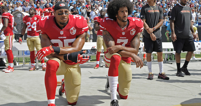 La Protesta De Kaepernick Durante El Himno Causó Polémica Desde El Mes Pasado Foto Ap