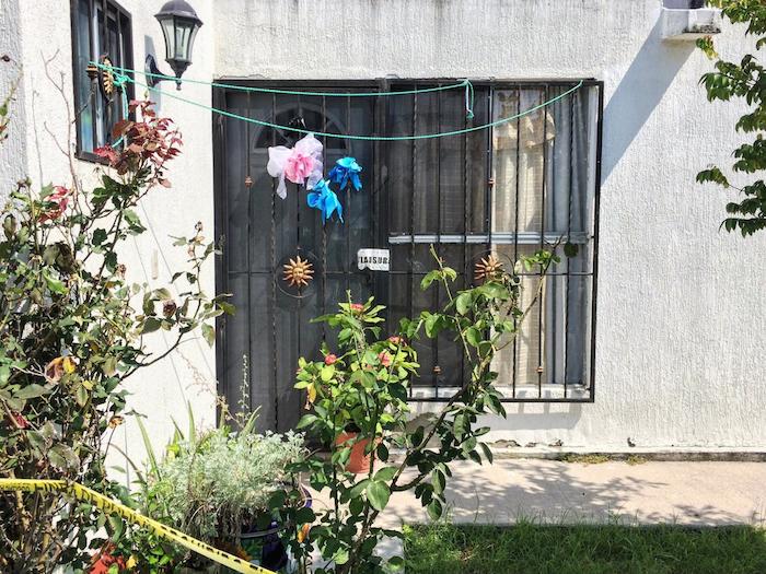 Así luce la casa de Sol, Alberto y Óscar: un moño rosa y dos azules representan a quienes habitaron este hogar. Foto: VICE News