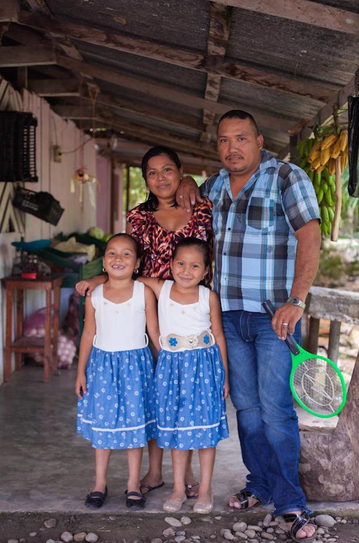 Romeo Cruz 'el hombre encorvado', su raqueta y su familia. Foto: Moysés Zúñiga/VICE News