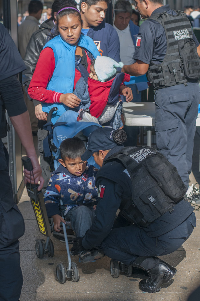 El Grito de Independencia de 2014 estuvo marcado, entre otras cosas, por las excesivas revisiones que Elementos del Estado Mayor Presidencial, la Policía Federal y la Gendarmería Nacional, realizaron a adultos y niños que intentaban entrar al Zócalo capitalino para presenciar la ceremonia. Foto: Cuartoscuro 