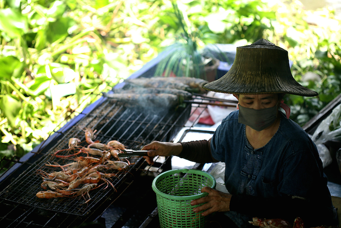 Una Mujer Vendiendo Comida En El Mercado De Taling Chan Foto Wikimedia Commons