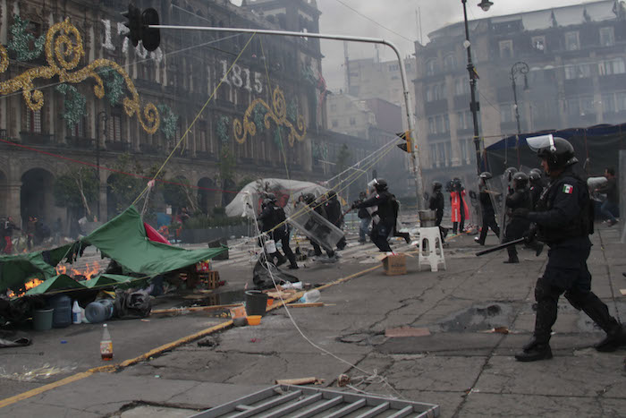 Policia Federales desalojaron plancha del Zócalo capitalino un plantón de la CNTE en contra de la Reform Educativa, el 13 de septiembre de 2013 para que el Presidente Enrique Peña Nieto pudiera encabezar su primer grito de Independencia. Foto: Cuartoscuro 