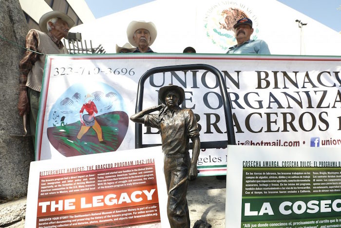 Un Puñado De Exbraceros Se Apostó Este Miércoles Frente Al Consulado De México En Los Ángeles Foto Aurelia Venturala Opinión