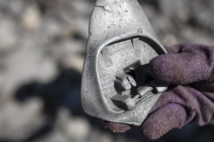 Fotografía de una pieza encontrada por uno de los agentes de búsqueda del avión MH370 en Saint Andre, Isla de Reunión (Francia). Foto EFE/Archivo