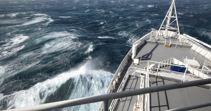 Fotografía facilitada por la Organización para la Investigación Industrial y Científica de la Mancomunidad de Australia (CSIRO), a bordo de su barco "Investigator", donde un equipo estudió este año el papel de las partículas de la atmósfera que son arrastradas desde Australia continental hacia el mar. Un tercio de los océanos está anémico, especialmente alrededor de la Antártida, debido a la falta de nutrientes como el hierro, lo que ha generado la presencia de grandes porciones de "desiertos" marinos. El hierro, presente en el polvo atmosférico, actúa como un fertilizante natural de los océanos y es importante para el crecimiento del fitoplancton, que produce gran parte del oxígeno que se respira en el planeta. Además, estos organismos microscópicos que se encuentran en la superficie marina absorben el dióxido del carbono, uno de los gases que provocan el efecto invernadero. Foto: EFE 