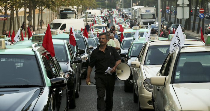 Varios Taxistas Secundan La Huelga Convocada Para Protestar Contra La Anunciada Legalización En El País De Plataformas De Transporte Como Uber En Lisboa Portugal Foto Efeantonio Cotrim