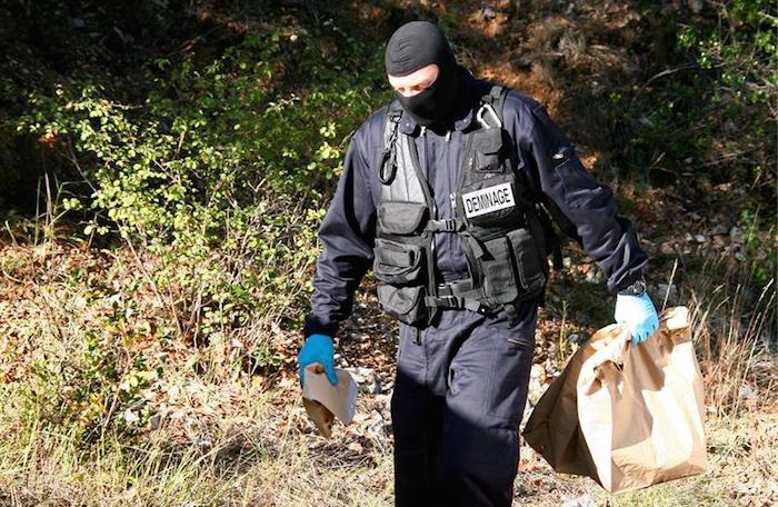 Un policia francés traslada material encontrado en un zulo de ETA en Riviere, Francia. Foto: EFE/Archivo