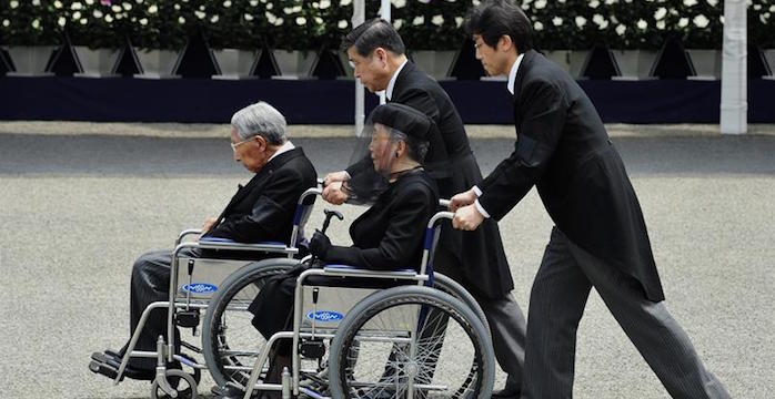 La Princesa Yuriko Y Su Marido El Príncipe Mikasa Asisten Al Funeral De Su Hijo El Príncipe Katsura En El Cementerio Toshimagaoka En Tokio japón El De Junio De Foto Efearchivo